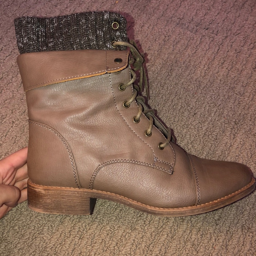 SOLD❌❌ tan/ brown combat boots